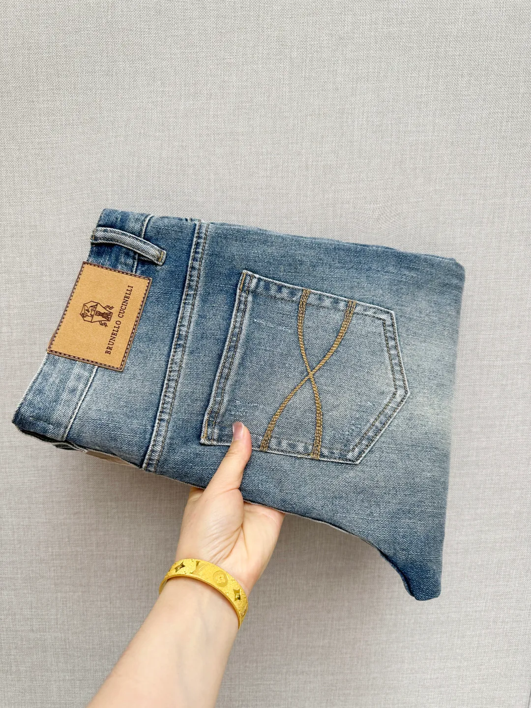 BC’s official website counters are available at the same time. Original, very stylish jeans. Customized original washed denim fabric, unique design, top-notch printing technology letter pattern logo, original hardware accessories decoration. An extremely outstanding pair of jeans. The materials and craftsmanship are extremely luxurious and exquisite. The grade is extremely high. The upper body is handsome and stylish. Recommended👍, Sizes: 29-38